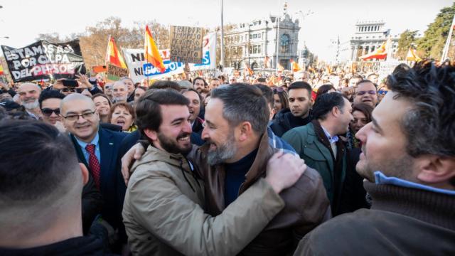 El vicepresidente de la Junta, Juan García-Gallardo, se funde en un abrazo con el presidente de Vox, Santiago Abascal,  en la manifestación contra el Gobierno de este sábado en Madrid.
