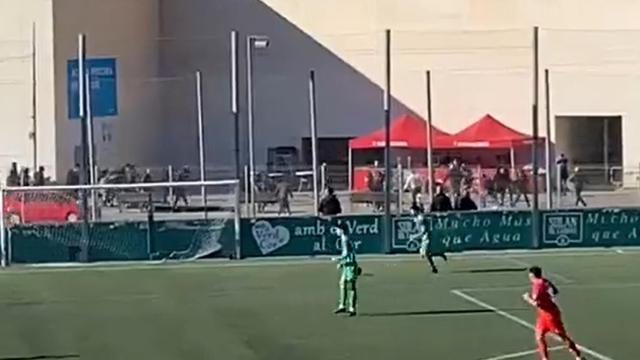 Los ultras acudiendo en el lugar de los hechos.