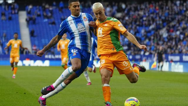Vinicius de Souza pelea un balón con  Sergio Canales en el partido de La Liga