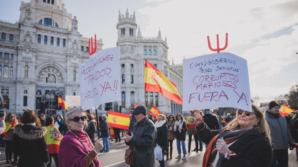Gritos pidiendo la dimisión de Sánchez.
