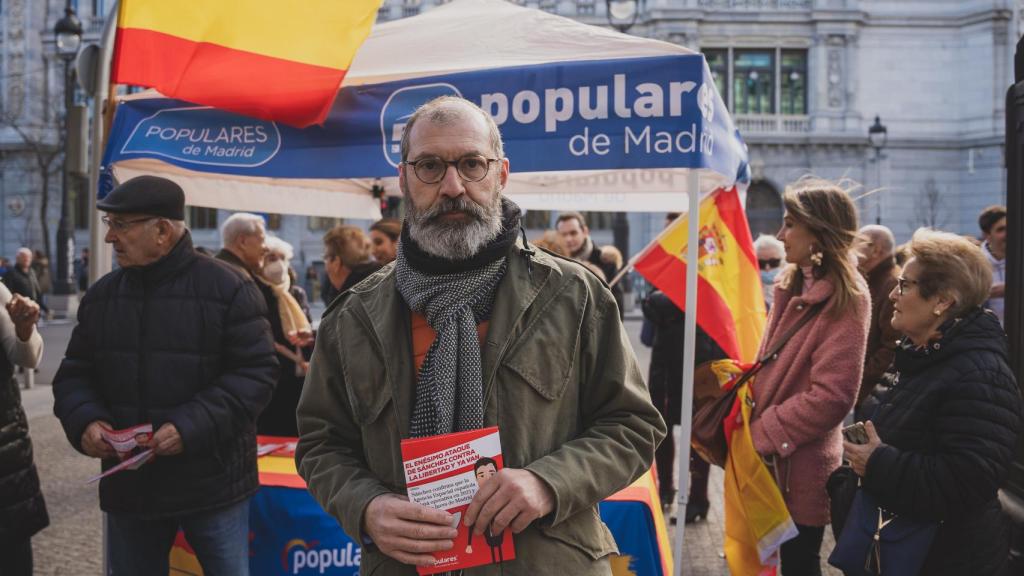 Un manifestante frente a una tienda del PP de Madrid en la Plaza de Cibeles durante la manifestación contra Sánchez del pasado 21 de enero.