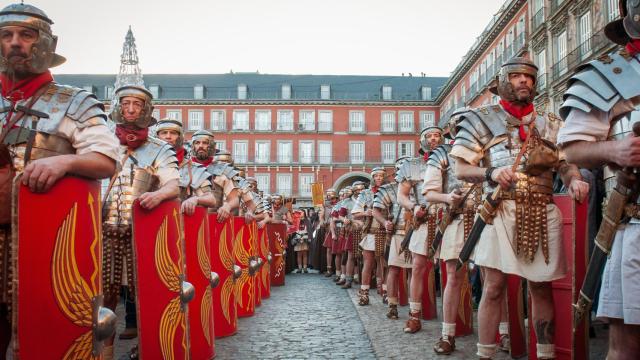 Las legiones lucenses representando el Arde Lucus en la Plaza Mayor.