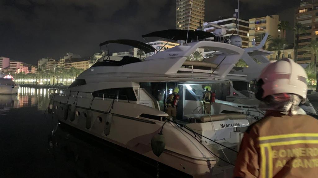 Los bomberos intervienen en un barco.