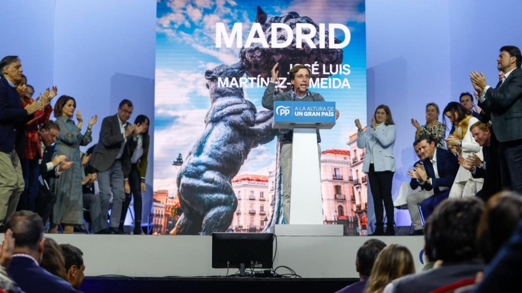 Almeida toma la palabra en su presentación como candidato.