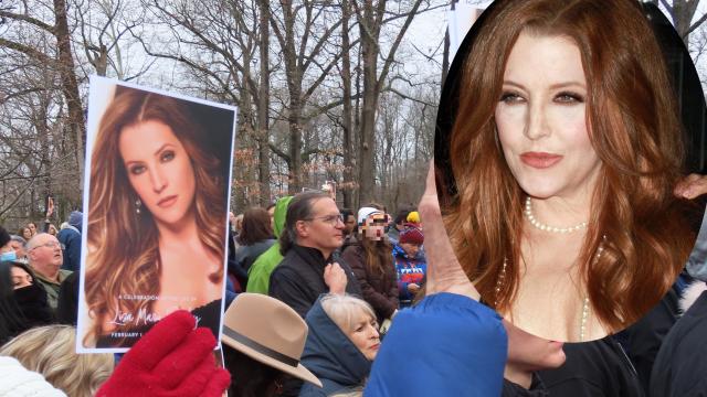 Una imagen del multitudinario último adiós a Lisa Marie en un montaje de EL ESPAÑOL.