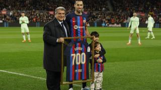 Homenaje a Busquets por sus 700 partidos con el Barcelona.