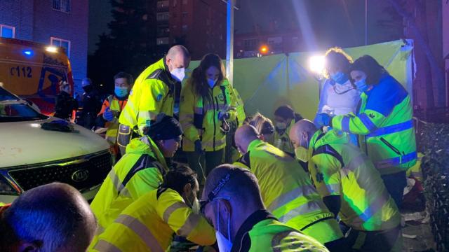 Sanitarios del Samur atienden a la víctima.