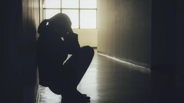 Una joven víctima de abusos en una imagen de recreación.