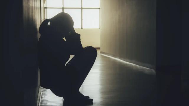 Una joven víctima de abusos en una imagen de recreación.