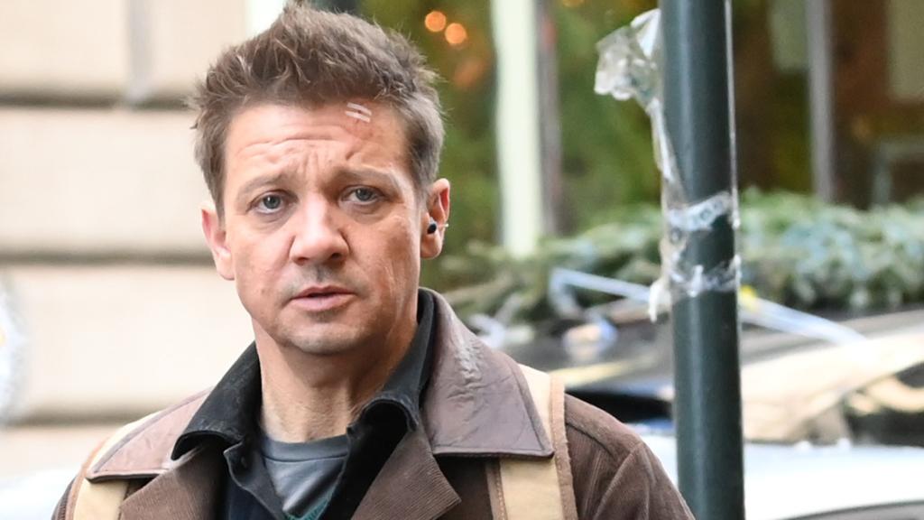 El actor Jeremy Renner durante el rodaje de una película, en Nueva York, en diciembre de 2020.