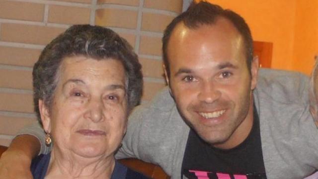 Andrés Iniesta junto a su abuela en una imagen de redes sociales.