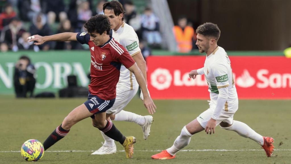 Manu Sánchez defiende la posesión en el Elche - Osasuna de Liga 2022/23.