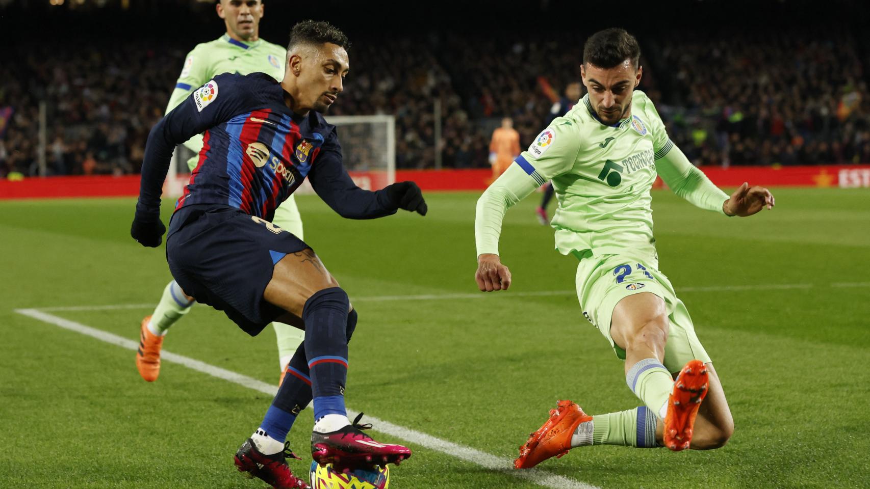 Raphinha encara a Juan Iglesias en el área del Getafe.