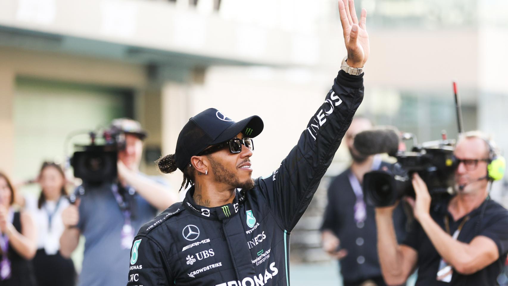 Hamilton saluda al público.
