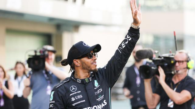 Hamilton saluda al público.