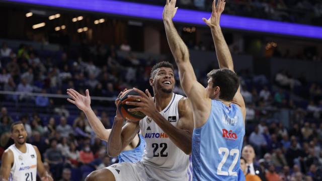 Walter Tavares intenta una entrada a canasta ante Río Breogán