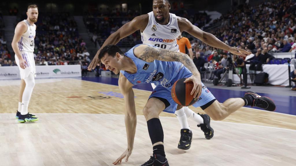Guerschon Yabusele presiona en defensa a Nenadic