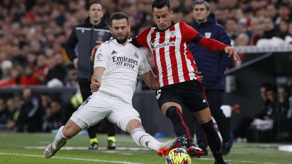 Nacho Fernández se lanza para robar un balón a Alex Berenguer