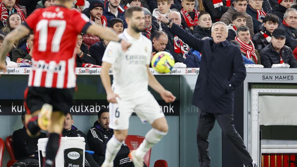 Carlo Ancelotti da indicaciones desde la banda de San Mamés