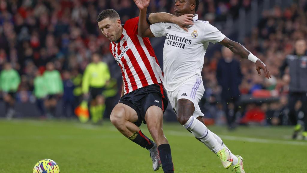 Óscar de Marcos golpea con su brazo a Vinicius en el forcejeo de una carrera