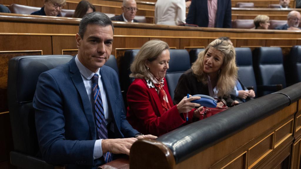 El presidente Sánchez, la vicepresidenta y ministra de Asuntos Económicos Nadia Calviño y la vicepresidenta segunda y ministra de Trabajo, Yolanda Díaz,  en el Congreso.