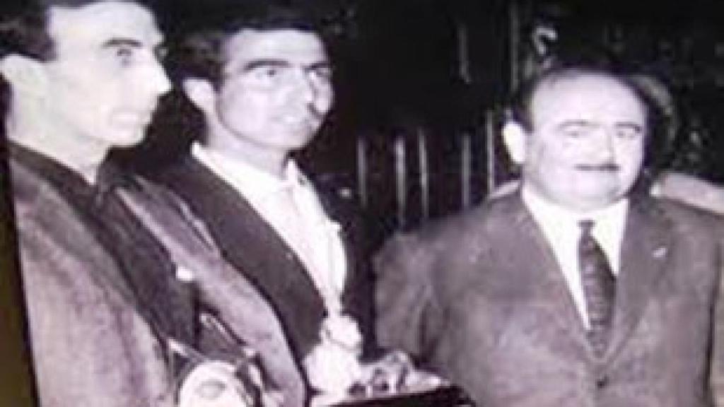 Recogiendo el trofeo San Pedro Regalado, primer torero vallisoletano que lo consigue. Santiago flanqueado por su hermano Clemente y por el entonces alcalde de Valladolid, Santiago López