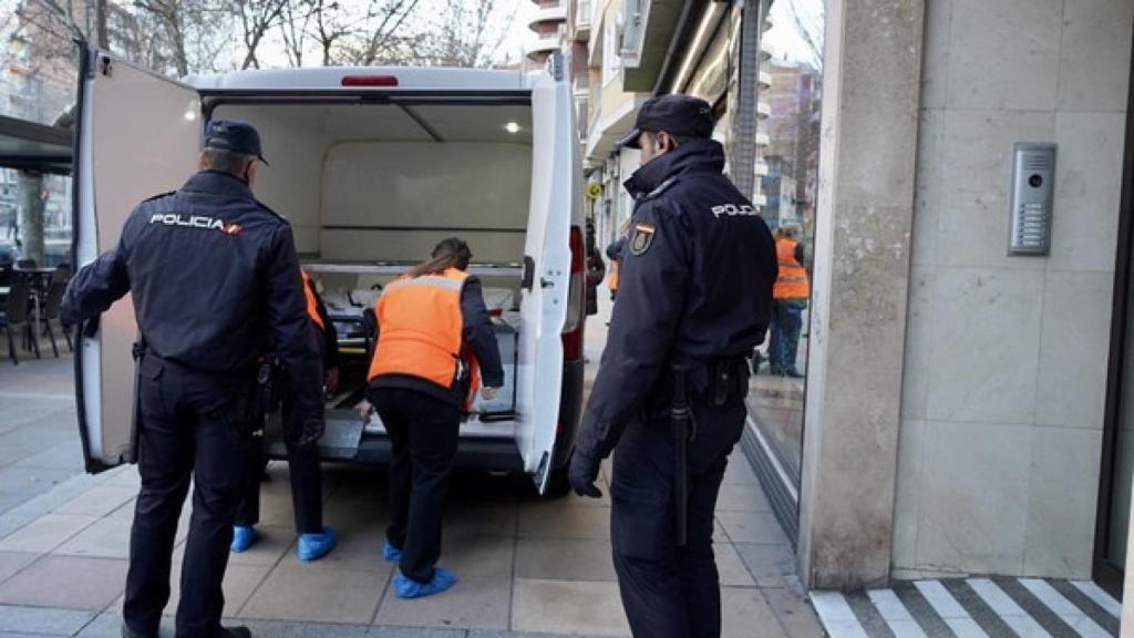 Los forenses se llevan los cadáveres