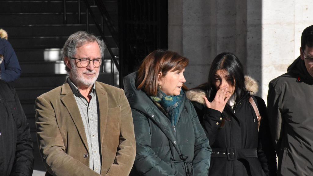 Manuel Saravia y Victoria Soto en la concentración frente al Ayuntamiento de Valladolid.