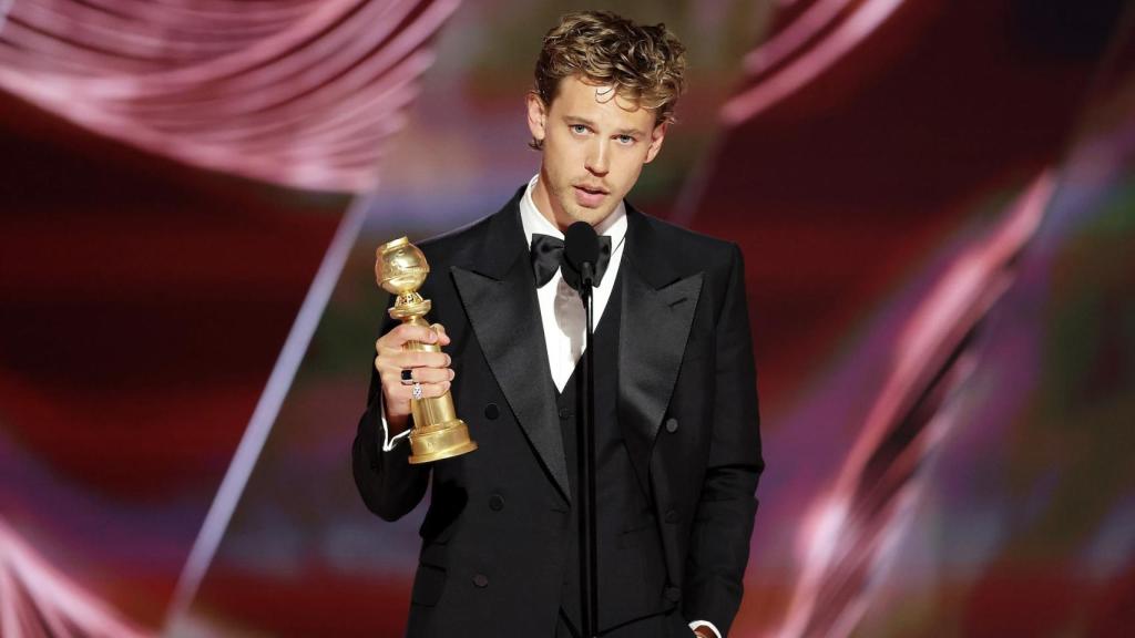 Austin Butler con su Globo de Oro por su interpretación en 'Elvis'