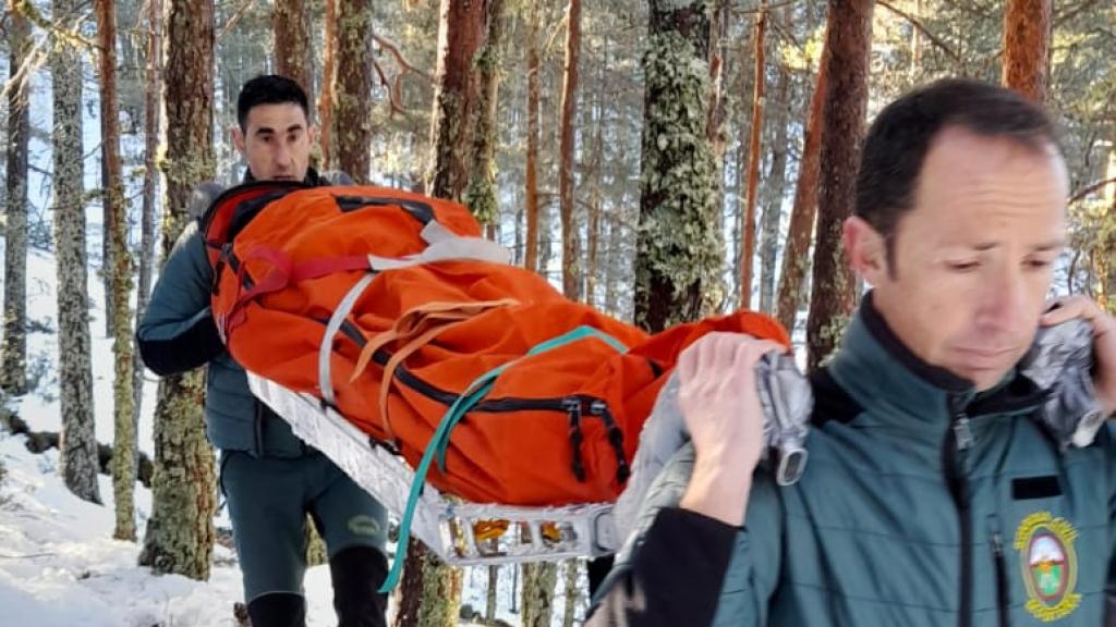 Agentes del GREIM atienden a una persona accidentada en la Comunidad de Madrid este fin de semana.