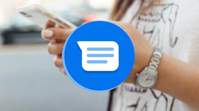 Fotomontaje con una señora usando un smartphone.