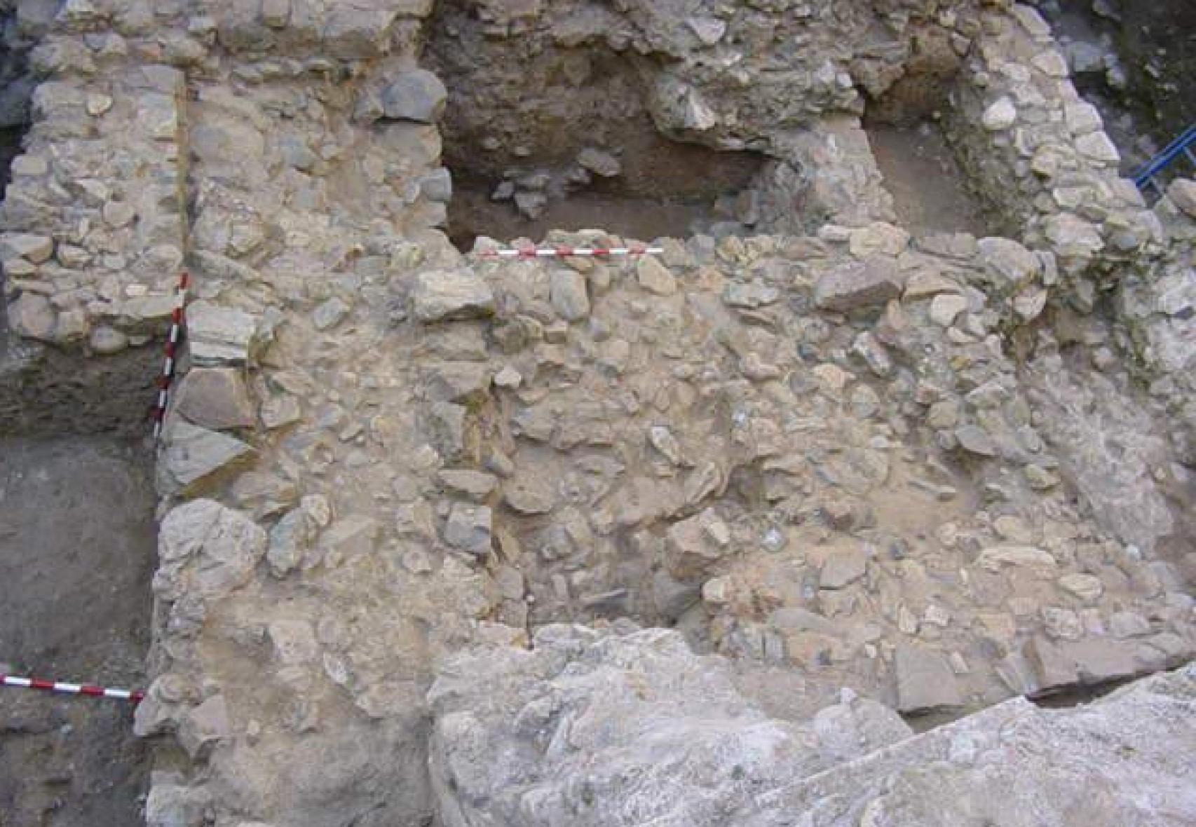 Muralla fenicia en Císter.
