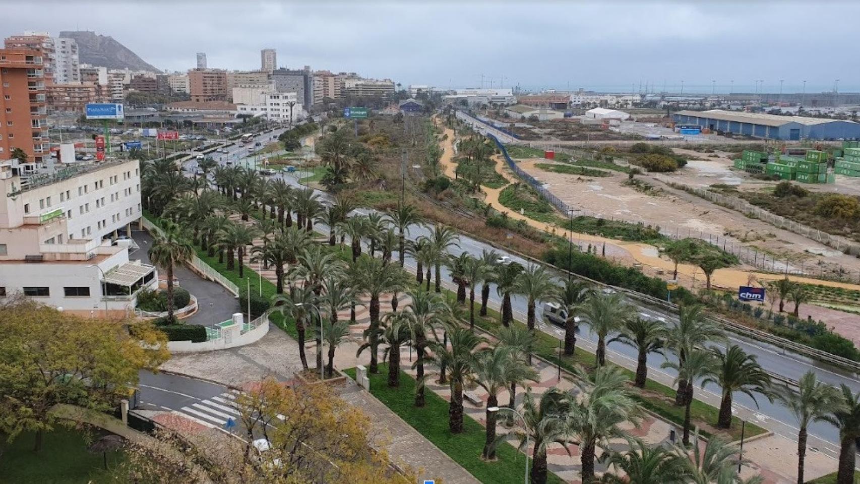 Playa de vías junto a Casa Mediterráneo en el barrio de Benalúa Sur de Alicante.