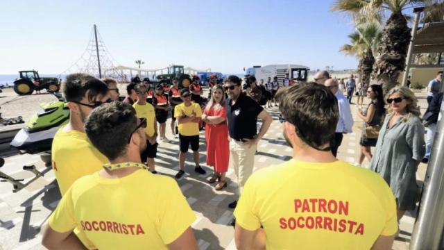 La vicealcaldesa y el alcalde de Alicante con un equipo de socorristas, en imagen de archivo.