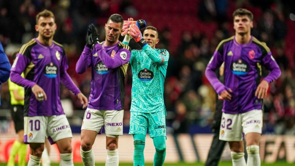 Los jugadores del Real Valladolid piden disculpa a la afición tras el 3-0 en Madrid