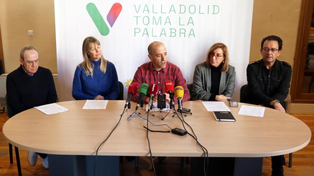 El portavoz de VTLP, Santiago Campos, junto a Jenifer Moreau (Equo), Rocío Anguita (IU), José Antonio Martínez (Podemos), y Urbano Blanco (Alianza Verde).