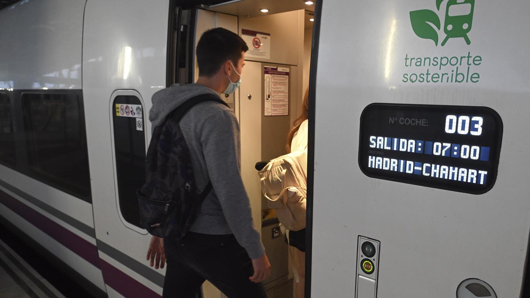 Primer viaje comercial de la línea de Alta Velocidad (AVE) Burgos-Madrid