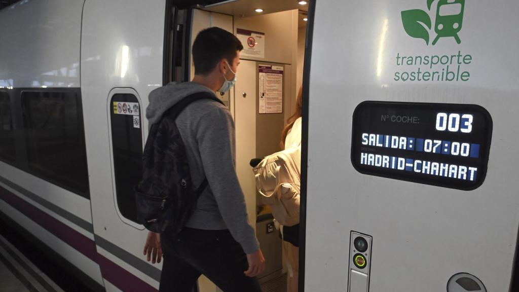 Primer viaje comercial de la línea de Alta Velocidad (AVE) Burgos-Madrid