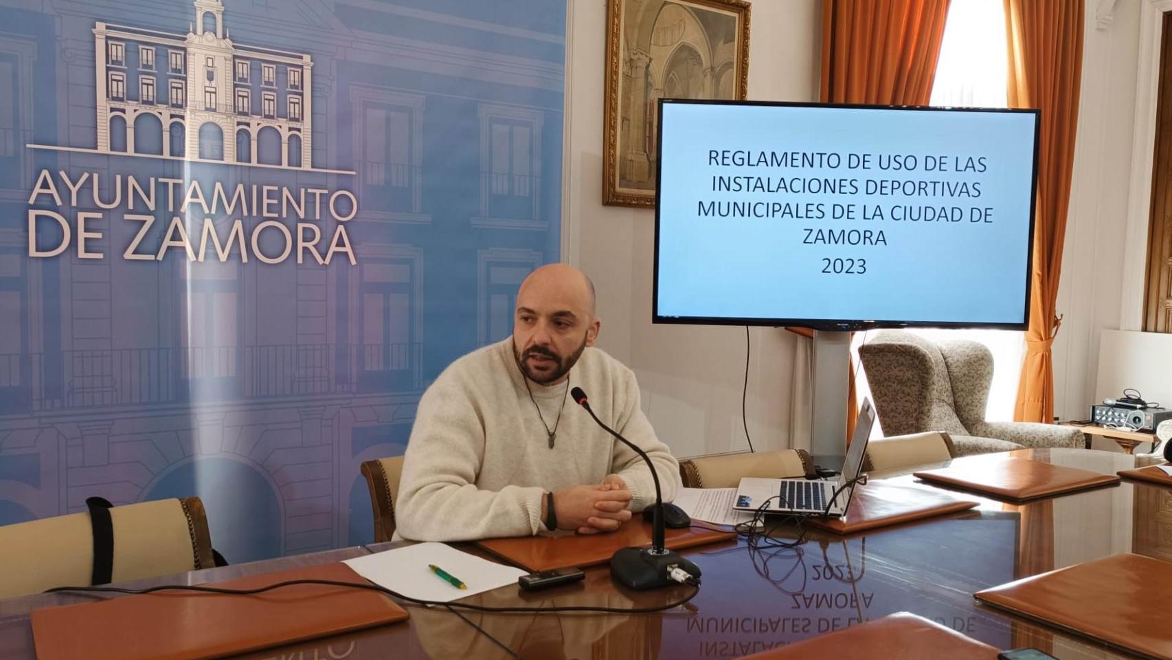 El concejal de Deportes del Ayuntamiento de Zamora, Manuel A. Alonso, presentando el documento.