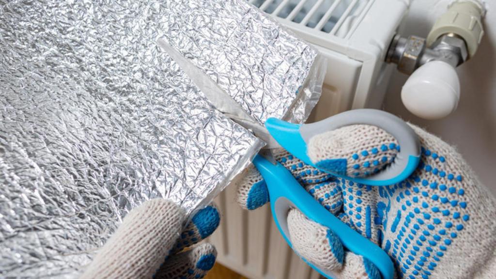 El trucazo del papel albal para que tus radiadores expulsen más calor sin poner más alta la calefacción