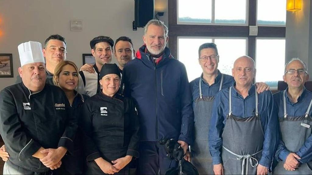 Felipe VI con el equipo del restaurante Alcazaba.