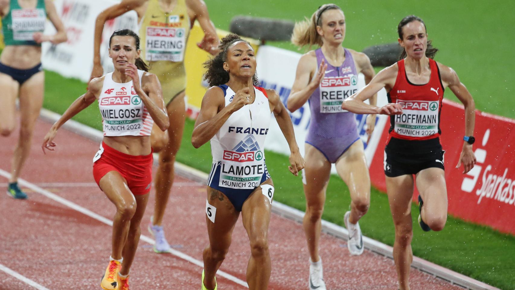 Mujeres en una pista de atletismo.