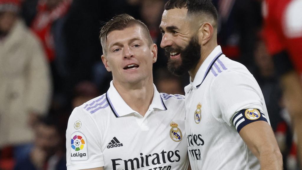 Karim Benzema y Toni Kroos, celebrando un gol del francés con el Real Madrid en La Liga 2022/2023