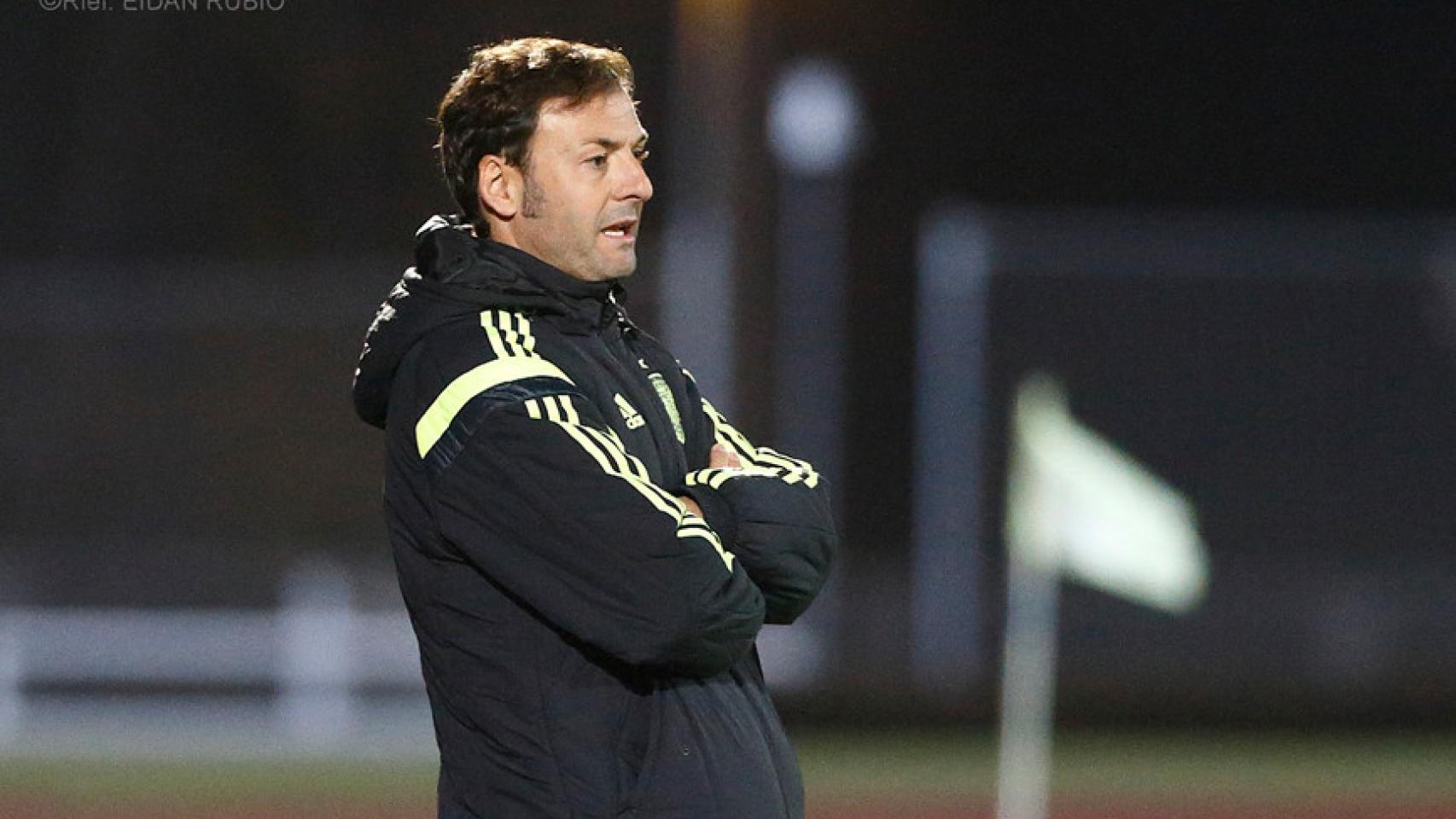 Santi Denia, en un partido de las categorías inferiores de la selección española de fútbol