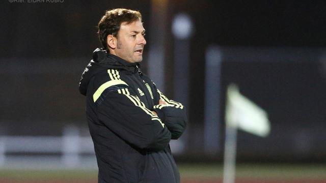 Santi Denia, en un partido de las categorías inferiores de la selección española de fútbol
