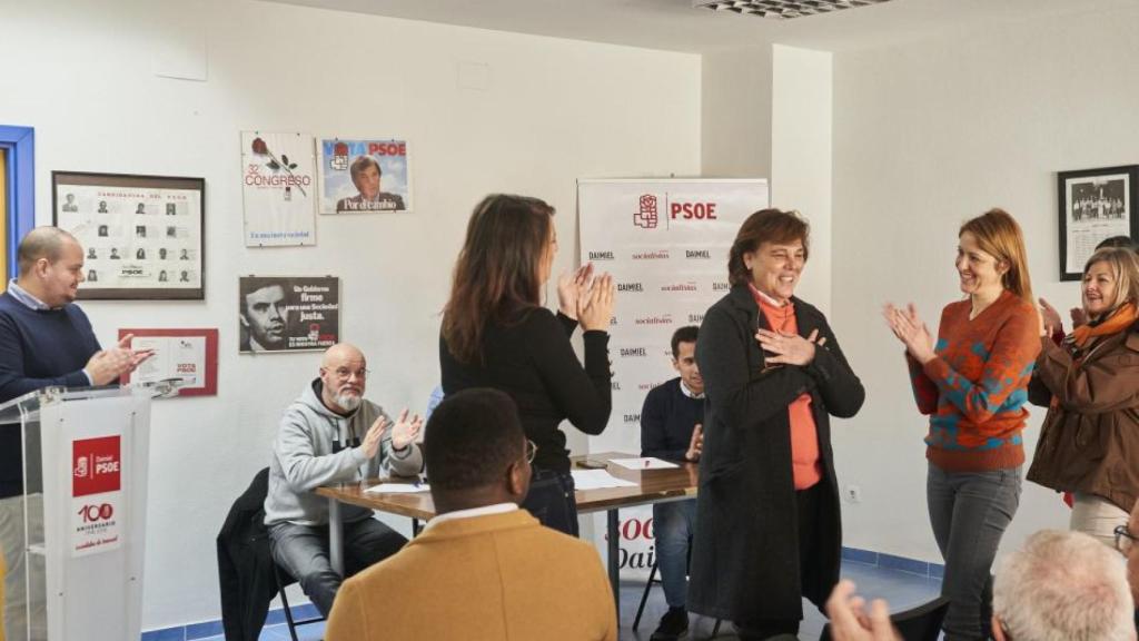 Teresa Ortega, en el centro de la imagen, agradece la designación como candidata socialista en Daimiel