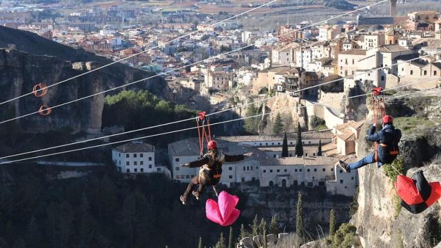 Inauguración de vértigo: la tirolina doble más larga de Europa ya funciona en Cuenca