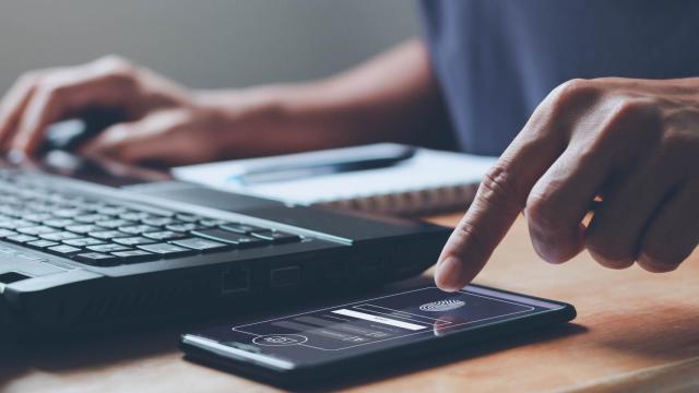 Un hombre realiza una compra por internet con su smartphone.