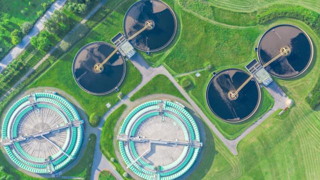Vista aérea de una planta de tratamiento de aguas residuales