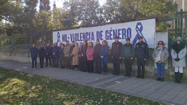 Concentración ante la Delegación del Gobierno en Castilla y León para condenar los dos últimos asesinatos registrados en Valladolid.